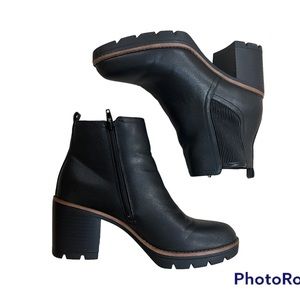 NATURALIZER Women 8.5M Black Madalynn Gore Lug Sole Block Heeled Booties Ankle